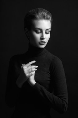 Köstebek yüzünde güzel kızla