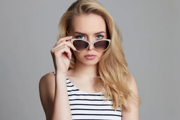Hermosa chica rubia en gafas de sol —  Fotos de Stock