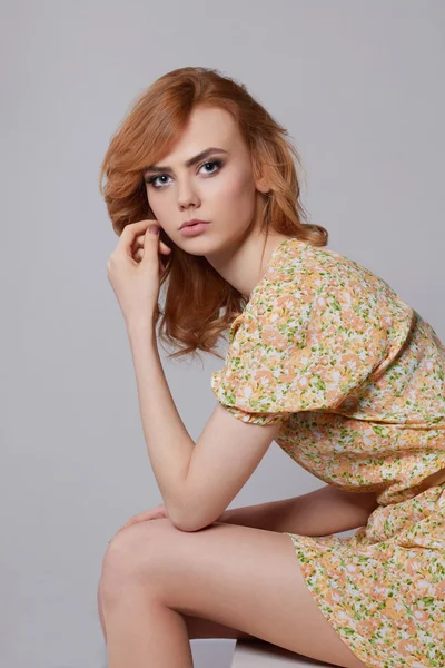 Chica en vestido de verano floral — Foto de Stock