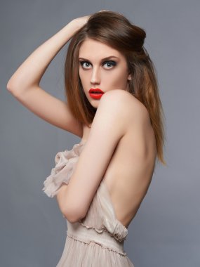 Kırmızı dudaklı genç kadın.