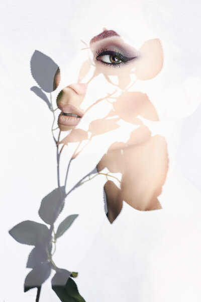 красивая девушка за цветочком
