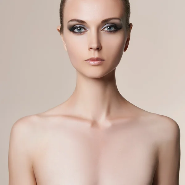 Mode portret van naakt eenvoudig meisje — Stockfoto