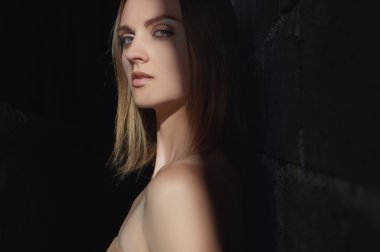 yaz gölgede güzel kız