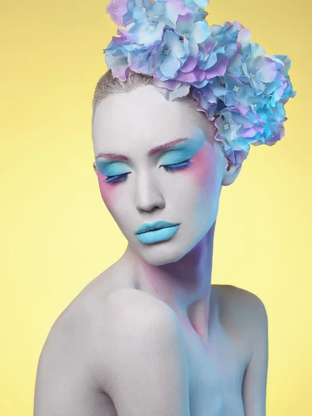 Όμορφη woman.flower hairstyle.body τέχνης — Φωτογραφία Αρχείου