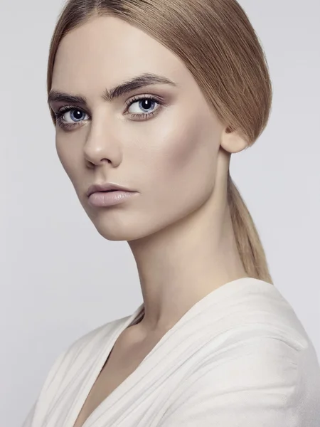 Mujer joven con maquillaje — Foto de Stock