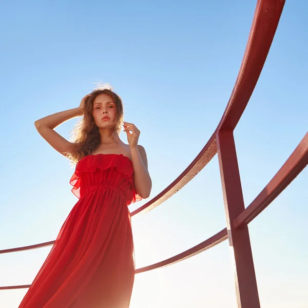 Gyönyörű nyári lány piros ruhában — Stock Fotó