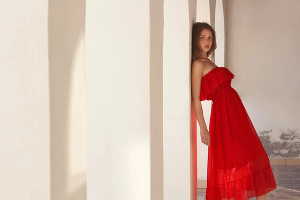 Hermosa chica en vestido rojo —  Fotos de Stock
