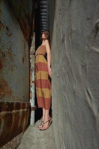 Young woman hides in the lane — Stock Photo, Image