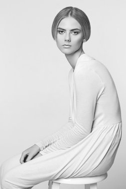 siyah ve beyaz güzel kız