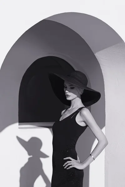 Hermosa mujer rubia con sombrero — Foto de Stock
