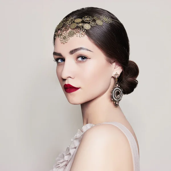 Flicka med makeup med smycken — Stockfoto