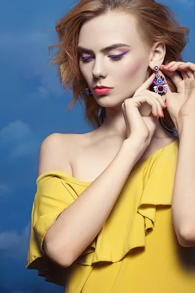 Girl with makeup and jewelry — Stock Photo, Image