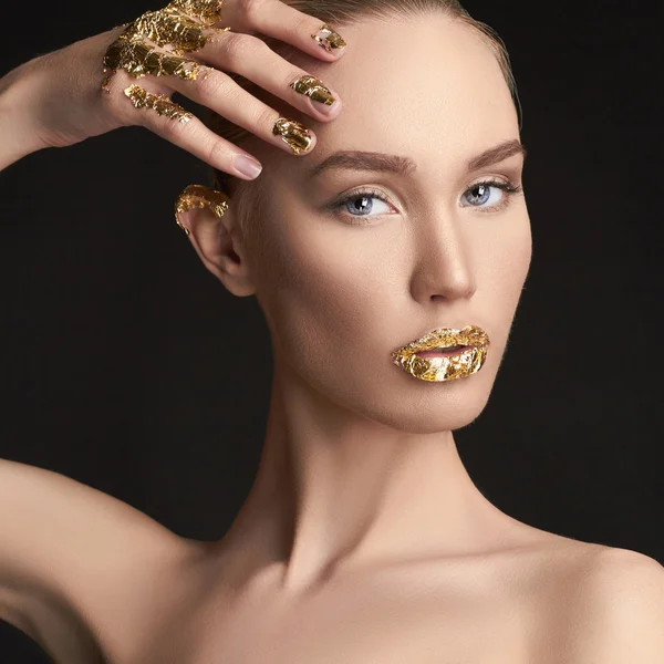 Menina de beleza com maquiagem dourada — Fotografia de Stock