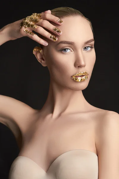 Beauty girl with Golden Makeup — Stock Photo, Image