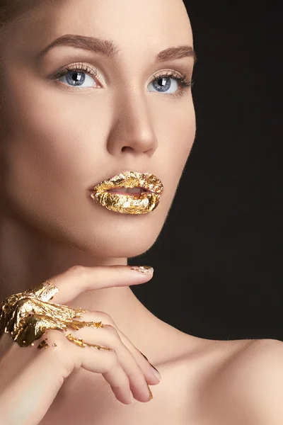 Ragazza con sexy oro labbra — Foto Stock