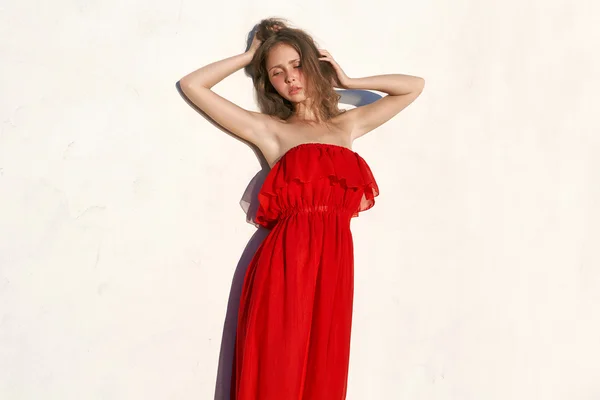 Belle femme en robe rouge — Photo