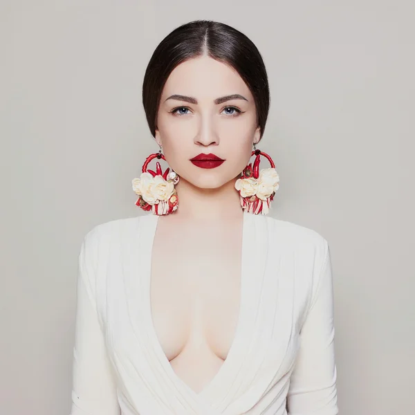 De seksuele meisje schoonheid met rode lippen — Stockfoto