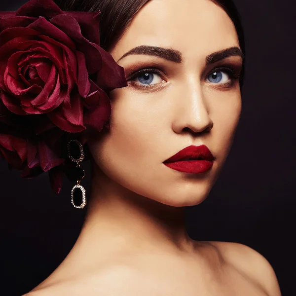 Schoonheid meisje in sieraden en make-up — Stockfoto