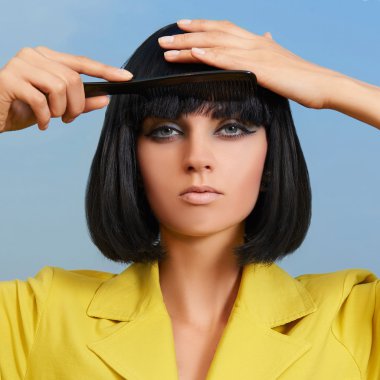 Güzel kız saçını tarıyor