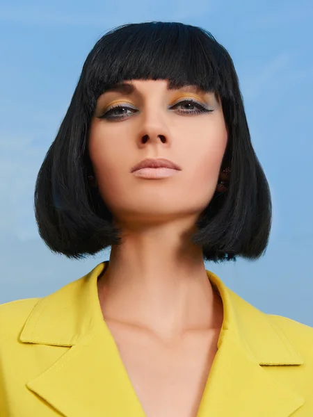 Ung kvinna med bob frisyr — Stockfoto