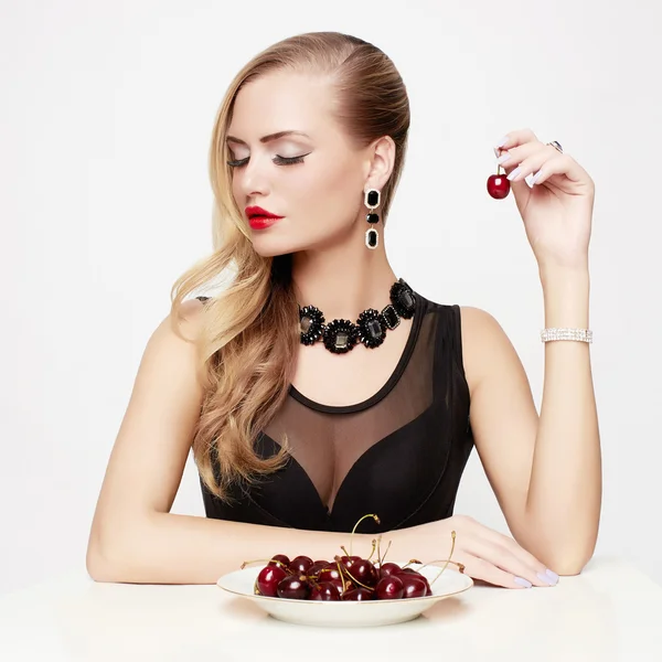 Gyönyörű nő eszik a cseresznye — Stock Fotó