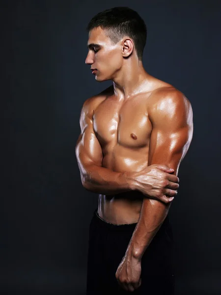 Όμορφος αθλητικός man.bodybuilding αθλητισμού — Φωτογραφία Αρχείου