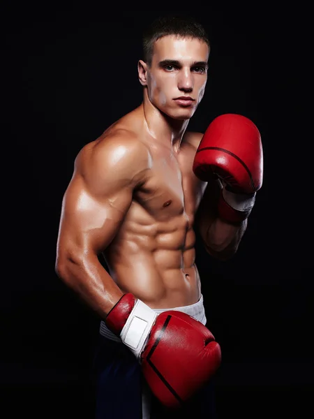 Brutalny bokser człowiek w Rękawice bokserskie — Zdjęcie stockowe