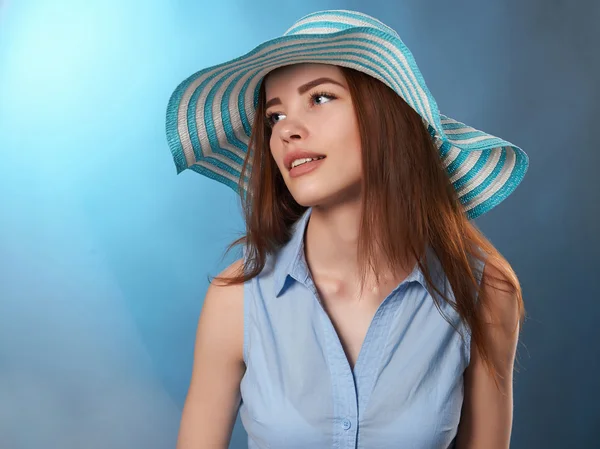 Hermosa chica en sombrero —  Fotos de Stock