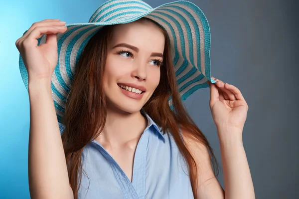 Hermosa feliz adolescente chica en sombrero —  Fotos de Stock