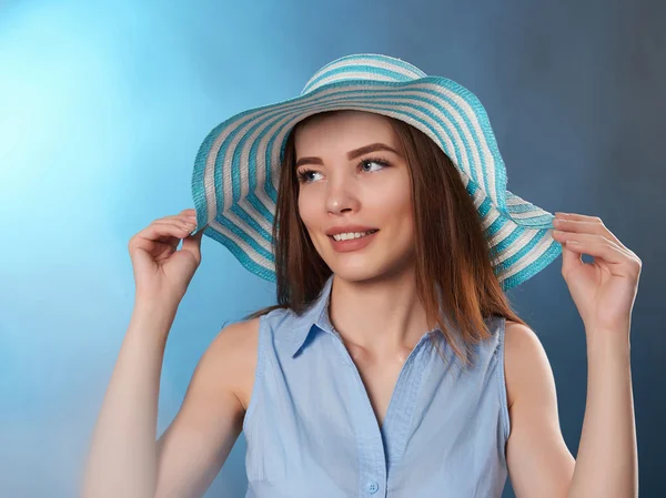 Hermosa feliz adolescente chica en sombrero —  Fotos de Stock