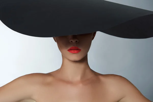 Mujer hermosa de moda en sombrero grande —  Fotos de Stock