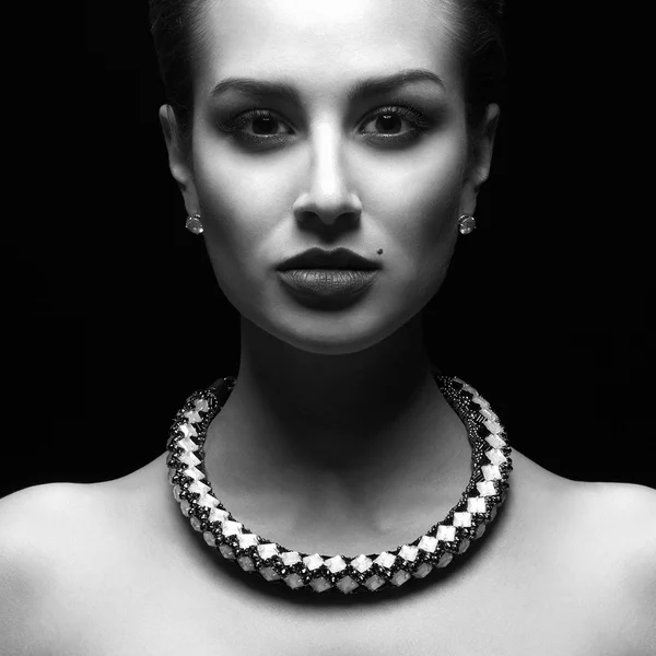 Vacker sexig kvinna i smycken — Stockfoto