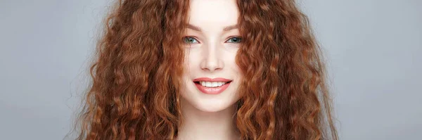 Hermosa Mujer Sonriente Con Pelo Rizado Rojo Chica Feliz — Foto de Stock
