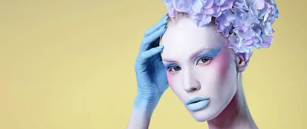 Bela Jovem Mulher Chapéu Floral Menina Beleza Colorida Com Flores — Fotografia de Stock