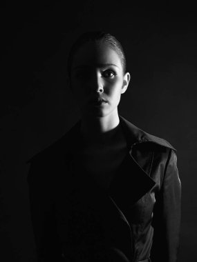 Karanlıktaki güzel kadın silueti. Siyah stüdyoda Güzel Kız