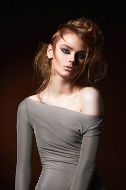 Makyajlı ve saç stili olan güzel bir kız. Güzel genç bir kadın. Yaratıcı kuaför salonu