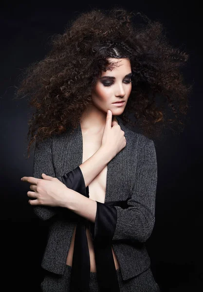 Kıvırcık saçlı güzel bir genç kadın. Takım elbiseli güzel kız. Kuaför Salonu