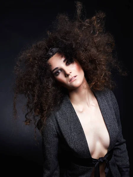 Kıvırcık saçlı güzel bir genç kadın. Takım elbiseli seksi kız. Kuaför Salonu