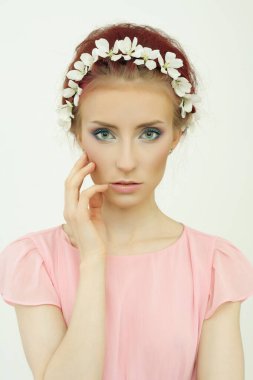 Çiçekli şapkalı güzel bir genç kadının moda portresi. bahar rengarenk güzel kız çiçeklerle