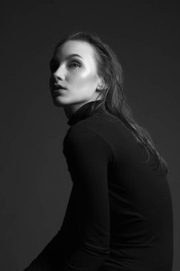 Islak saçlı güzel bir kız. Güzel moda kadını siyah beyaz portre