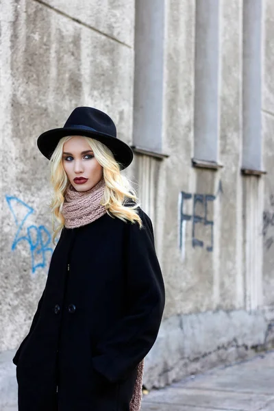 Mujer Hermosa Con Estilo Sombrero Caminando Por Ciudad Chica Rubia —  Fotos de Stock