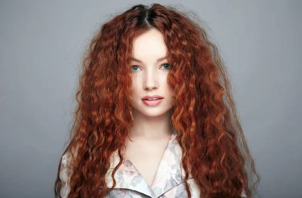 Hermosa Mujer Joven Con Pelo Rojo Rizado Maquillaje Chica Bonita — Foto de Stock