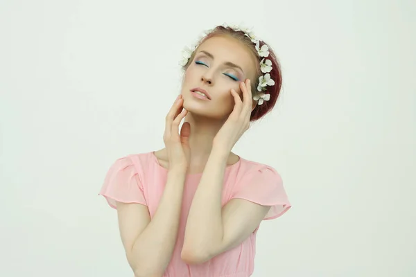 Модный Портрет Красивой Молодой Женщины Цветочной Шляпе Весна Красочная Девушка — стоковое фото