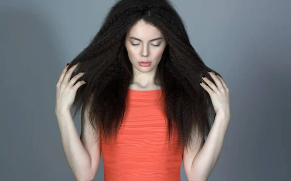 Retrato Beleza Forma Mulher Nova Vestido Vermelho Cabelo Encaracolado Saudável — Fotografia de Stock