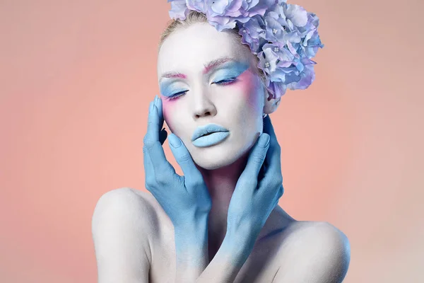 Bella Giovane Donna Cappello Floreale Colorata Bellezza Ragazza Con Fiori — Foto Stock