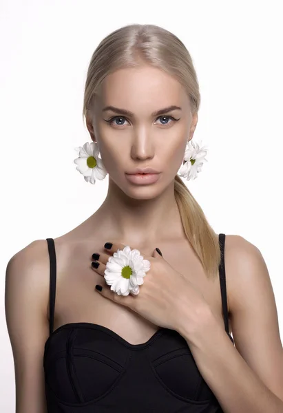 Piękna Blondynka Kwiatami Piękno Portret Młodej Kobiety Rumianku Akcesoria — Zdjęcie stockowe