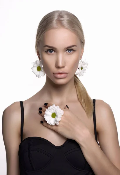 Hermosa Chica Rubia Con Flores Retrato Belleza Mujer Joven Accesorios —  Fotos de Stock