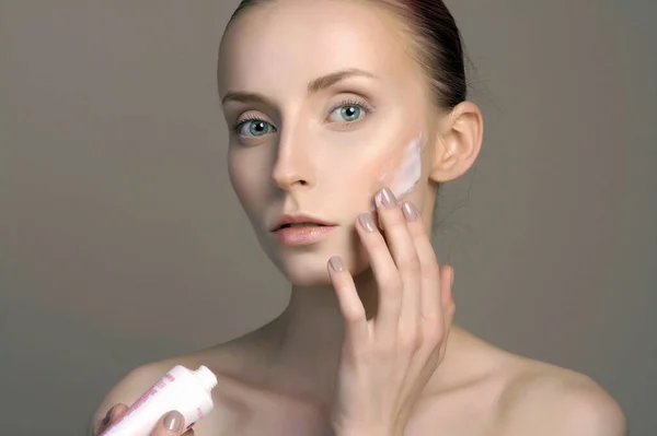 Beauty Portrait Young Woman Girl Applying Cream Face Beautiful Model — Stock Photo, Image