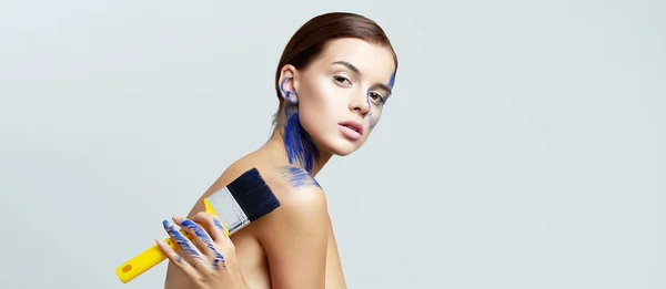 Festékes Arcú Lány Ecsettel Rajzol Kék Festék Gyönyörű Arcon Testen — Stock Fotó