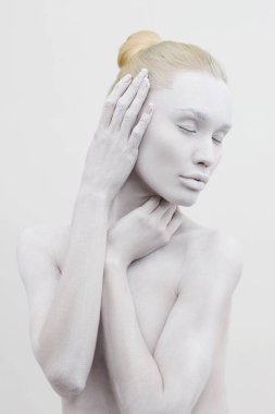 Beyaz boyalı güzel çıplak kadın. Güzel çıplak kız vücut sanatı